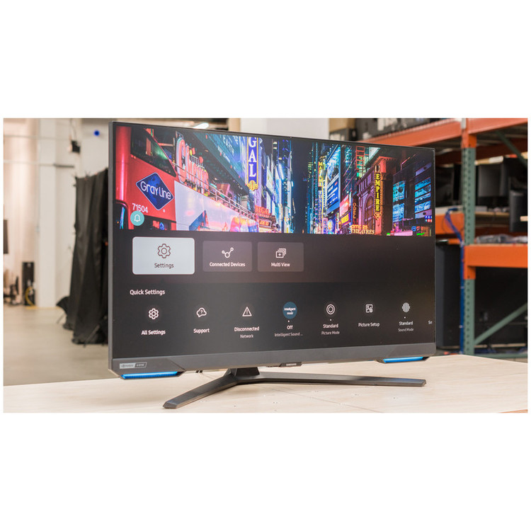 مانیتور گیمینگ هوشمند 32 اینچ سامسونگ مدل Odyssey G70B LS32BG702EM، رزولوشن 4K UHD، پنل IPS، نرخ بروزرسانی 144 هرتز، با نسبت تصویر 16:9، دارای اسپیکر داخلی، دارای پورت HDMI و DisplayPort
